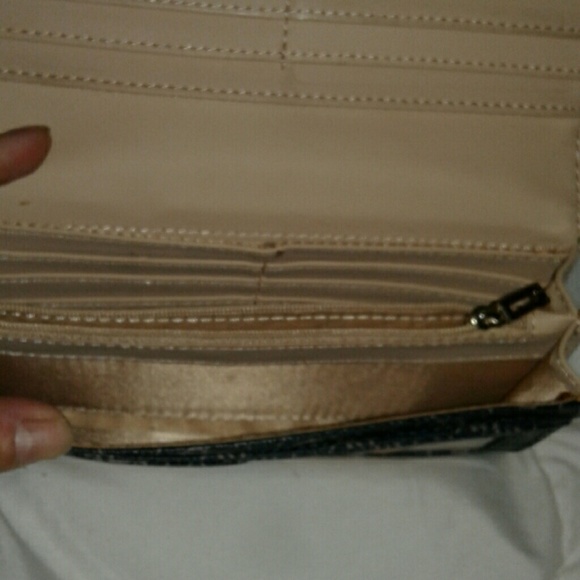 GUESS - Picture 4 of 5